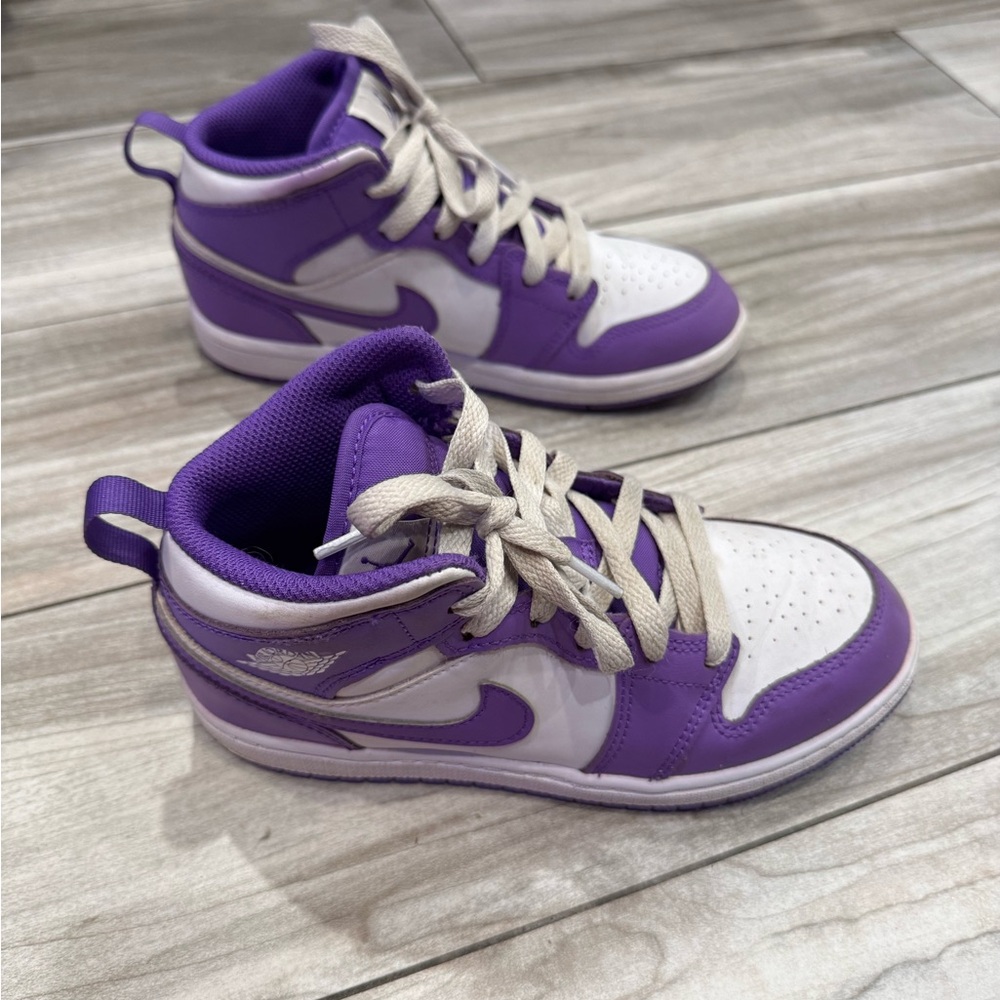 Nike Kids Sneakers in Purple and White - Picture 2 of 3
